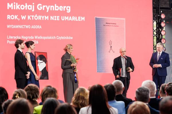 Mikołaj Grynberg odbiera nagrodę.- kliknij aby powiększyć