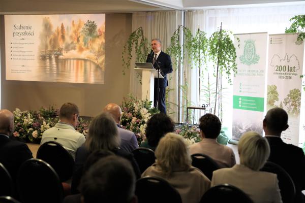 Marek Woźniak, Marszałek Województwa Wielkopolskiego wziął udział w jubileuszowej konferencji 200 lat Arboretum Kórnickiego- kliknij aby powiększyć