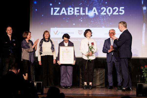 Grand Prix w kategorii Opieka nad dziedzictwem kultury, konserwacje  dla Muzeum Narodowego w Poznaniu, za Ulec złudzeniu. Badania i konserwacja obrazu Targ na jarzyny na placu Żelaznej Bramy w Warszawie - kliknij aby powiększyć