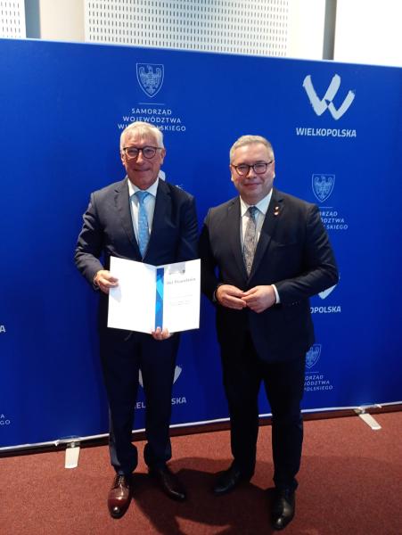 
6_Wręcznie aktu powołania prof. UAM dr. hab. Jędrzejowi Wierzbickiemu
- kliknij aby powiększyć