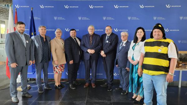 W Urzędzie Marszałkowskim Województwa Wielkopolskiego w Poznaniu odbyła się konferencja prasowa poświęcono wsparciu sektora pszczelarskiego- kliknij aby powiększyć