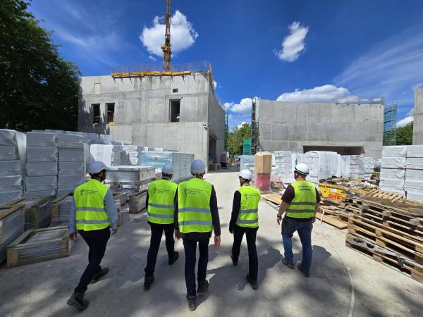 Przemysław Terlecki, Dyrektor Wielkopolskiego Muzeum Niepodległości oraz Stefan Ogorzałek, Zastępca Dyrektora ds. Inwestycji i Rozwoju oraz Kierownik Jednostki Realizującej Projekt omówili poszczególne przestrzenie w już wypiętrzonych gmachach, natomiast temat wystawy stałej wraz z aktualnym etapem przybliżył Radosław Kulupa, Kierownik Projektu ds. Realizacji Wystawy Stałej.- kliknij aby powiększyć