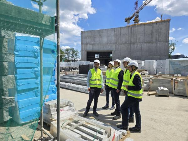 Nowy gmach muzeum tworzy zespół czterech budynków o oszczędnej, nowoczesnej architekturze, harmonijnie wpisanych w otoczenie Wzgórza Świętego Wojciecha. - kliknij aby powiększyć