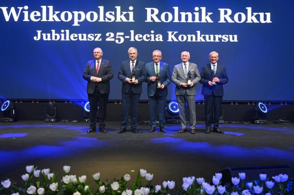 Symboliczne statuetki Siewcy za całokształt pracy wręczono Marszałkowi Markowi Woźniakowi, Wojciechowi Jankowiakowi, Wicemarszałkowi Województwa Wielkopolskiego oraz dwóm członkom kapituły konkursu: Przewodniczącemu Kapituły Konkursu prof. Grzegorzowi Skrzypczakowi oraz prof. Mikołajowi Knaflewskiemu, którzy uczestniczą w jej pracach od początku konkursu. - kliknij aby powiększyć