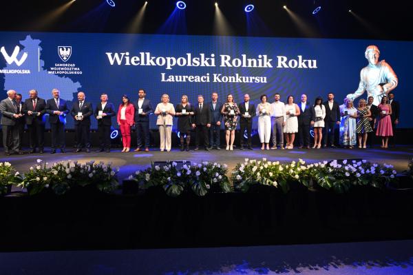 Na scenie laureaci konkursu Wielkopolski Rolnik Roku. - kliknij aby powiększyć