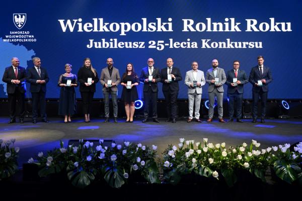 Z rąk Marszałka Marka Woźniaka, Wicemarszałka Krzysztofa Grabowskiego oraz prof. Grzegorza Skrzypczaka otrzymały je wszystkie osoby i instytucje zaangażowane w realizację konkursu.- kliknij aby powiększyć