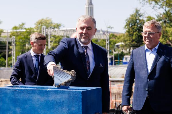 Marek Woźniak, Marszałek Województwa Wielkopolskiego podczas wmurowania kamienia węgielnego pod budowę siedziby Teatru Muzycznego w Poznaniu- kliknij aby powiększyć