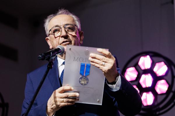 Podczas uroczystości towarzyszącej wydarzeniu Wojciech Jankowiak, Wicemarszałek Województwa Wielkopolskiego przekazał Odznakę Honorową Za zasługi dla Województwa Wielkopolskiego dla Zespołu Teatru.- kliknij aby powiększyć
