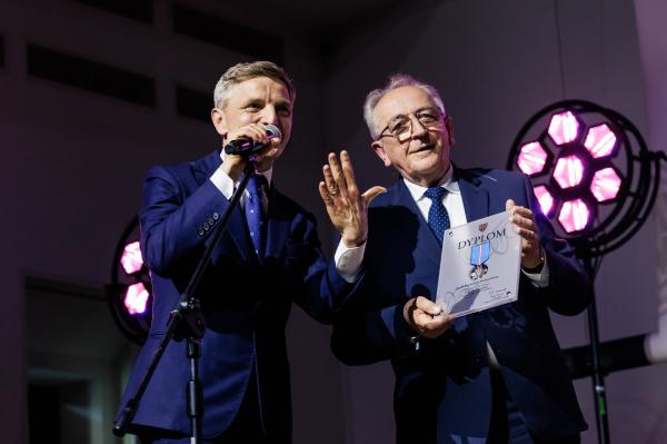 Podczas uroczystości towarzyszącej wydarzeniu Wojciech Jankowiak, Wicemarszałek Województwa Wielkopolskiego przekazał Odznakę Honorową Za zasługi dla Województwa Wielkopolskiego dla Zespołu Teatru.- kliknij aby powiększyć
