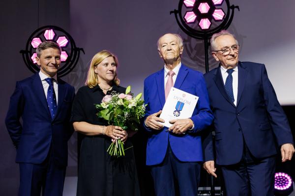 Podczas uroczystości towarzyszącej wydarzeniu Wojciech Jankowiak, Wicemarszałek Województwa Wielkopolskiego przekazał Odznakę Honorową Za zasługi dla Województwa Wielkopolskiego dla Zespołu Teatru.- kliknij aby powiększyć
