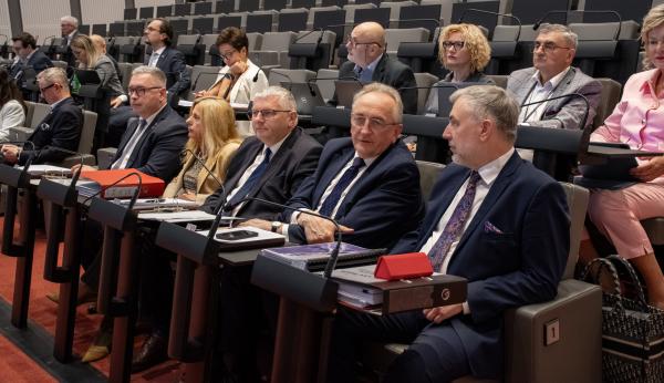 Na zdjęciu: Zarząd Województwa Wielkopolskiego w składzie: Marek Woźniak – Marszałek, Wojciech Jankowiak i Krzysztof Grabowski – Wicemarszałkowie, Katarzyna Kretkowska i Jacek Bogusławski – Członkowie Zarządu.- kliknij aby powiększyć