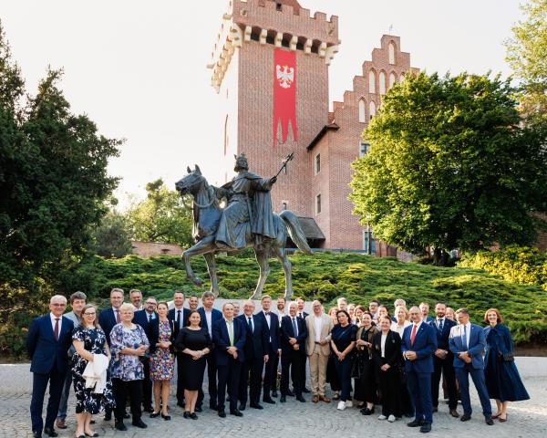 Wspólne zdjęcie uczestników Szczytu przed Muzeum Sztuk Użytkowych w Poznaniu- kliknij aby powiększyć