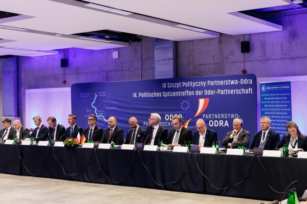 Obrady zakończyło przyjęcie wspólnego Apelu Partnerstwa-Odra na rzecz rozbudowy połączeń kolejowych między Niemcami a Polską  - kliknij aby powiększyć