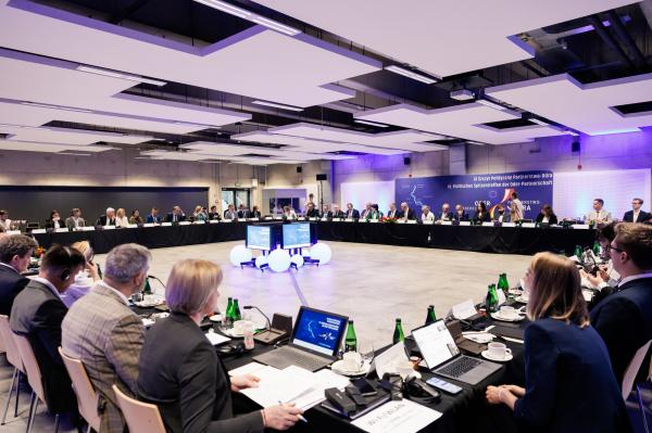 Podczas spotkania zamkniętego przedstawiciele władz samorządowych Partnerstwa-Odra  rozmawiali o aktualnych wyzwaniach, przed którymi stoją regiony pogranicza polsko-niemieckiego. - kliknij aby powiększyć