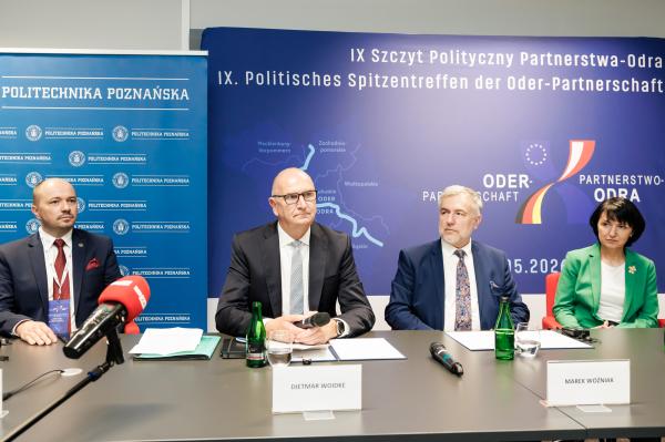 Briefing prasowy. - kliknij aby powiększyć