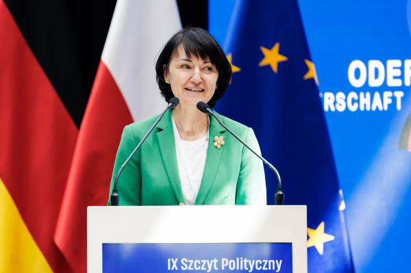 Przemawia Henryka Mościcka-Dendys, Dyrektor Generalna, Przewodnicząca Rady ds. Współpracy z Republiką Federalną Niemiec, Podsekretarz Stanu w Ministerstwie Spraw Zagranicznych RP.- kliknij aby powiększyć