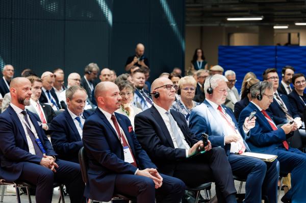W szczycie udział wzięli przedstawiciele władz samorządowych Partnerstwa-Odra, w tym marszałkowie, wojewodowie, władze miast-stolic regionów Partnerstwa-Odra, dwumiast, jednostek samorządu terytorialnego współpracujących ze swoimi odpowiednikami po drugiej stronie Odry. - kliknij aby powiększyć