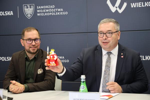 Jacek Bogusławski prezentuje nową postać promującą Szlak Piastowski. - kliknij aby powiększyć
