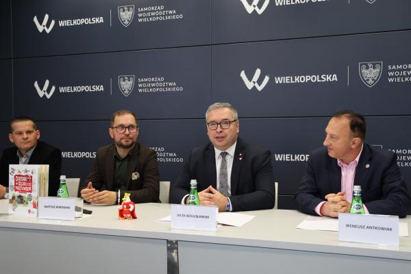 W konferencji udział wzięli również: Bartosz Borowiak, Prezes Klastra Turystycznego Szlak Piastowski i Koordynator Szlaku Piastowskiego oraz Marcin Moeglich, z Muzeum Regionalnego w Wągrowcu.- kliknij aby powiększyć
