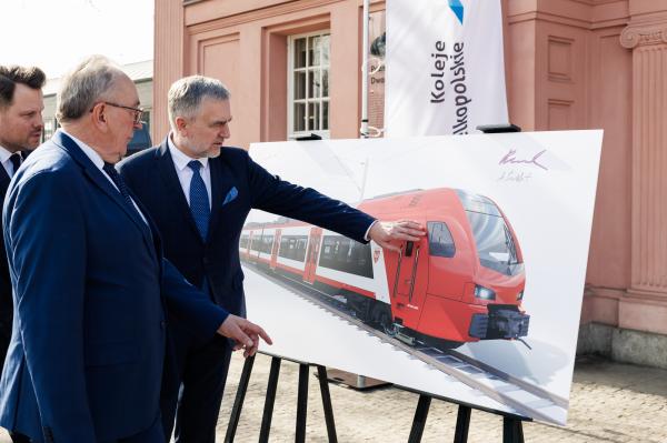 Marszałek Marek Woźniak oraz Wicemarszałek Wojciech Jankowiak przy wizualizacji pociągu Flirt dla Wielkopolski- kliknij aby powiększyć