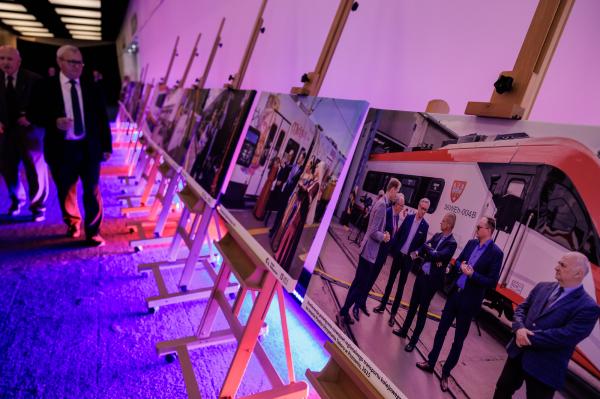 Koleje Wielkopolskie łączą region. Od 15 lat!- kliknij aby powiększyć