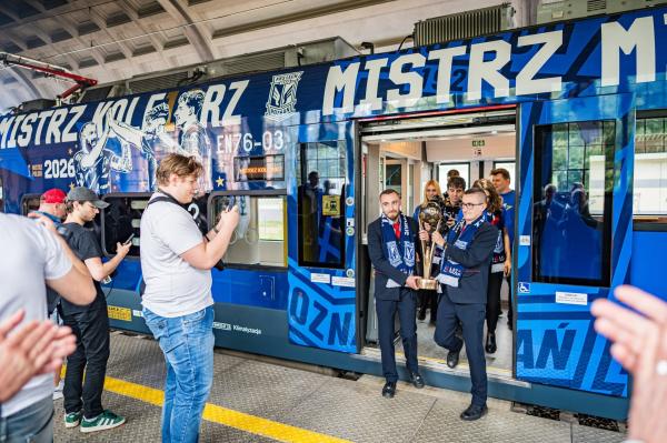 pociąg Elf w okolicznościowej okleinie  w barwach 10-krotnego Mistrza Polski – KKS Lech Poznań.- kliknij aby powiększyć