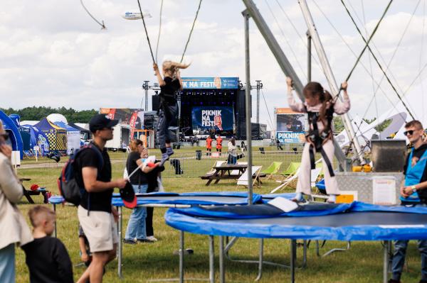 Trampoliny przyciągnęły najmłodszych uczestników pikniku. - kliknij aby powiększyć