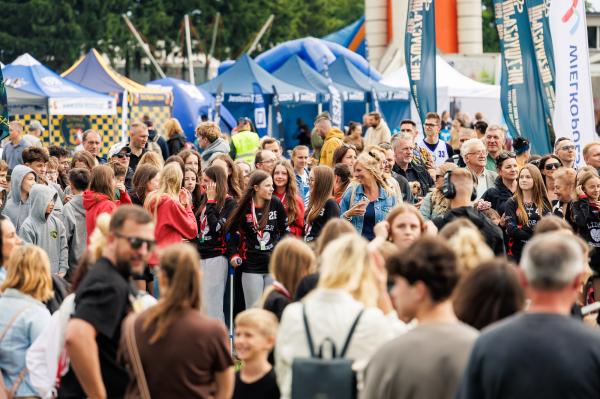Mimo kapryśnej pogody Piknik na FEST w Lesznie przyciągnął tłumy. - kliknij aby powiększyć