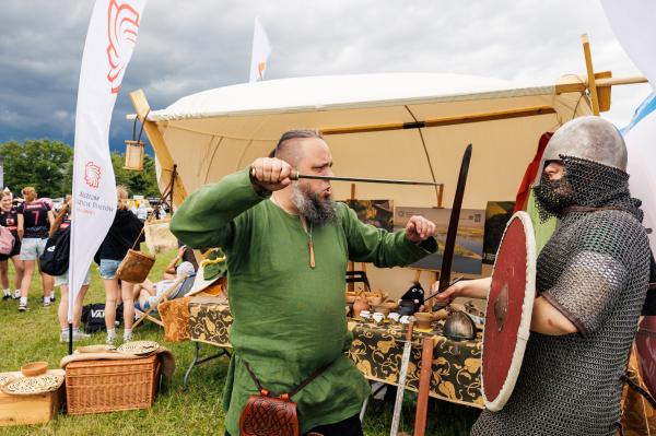 Muzeum Pierwszych Piastów na Lednicy podczas Pikniku na FEST w Lesznie. - kliknij aby powiększyć