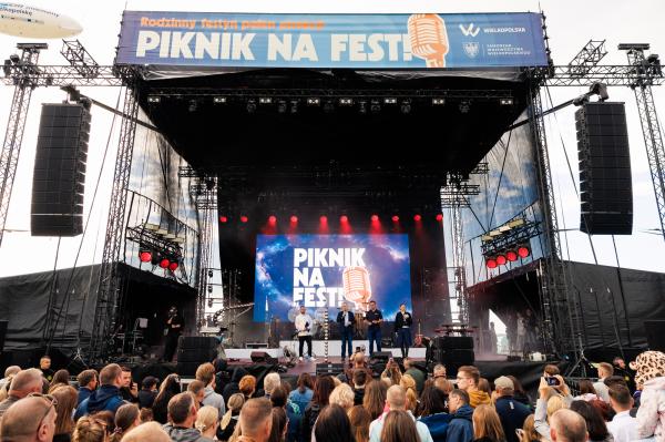 Na scenie Marszałek Marek Woźniak oraz Prezydent Leszna Grzegorz Rusiecki.- kliknij aby powiększyć