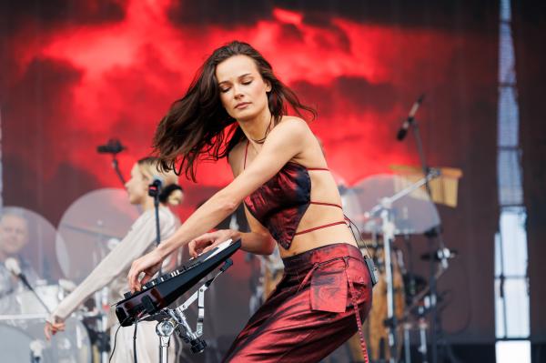 Natalia Szroeder na scenie.- kliknij aby powiększyć