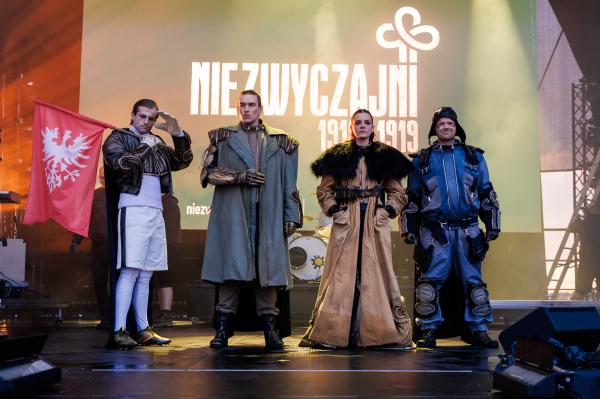 Niezywczajni na piknikowej scenie w Lesznie. - kliknij aby powiększyć