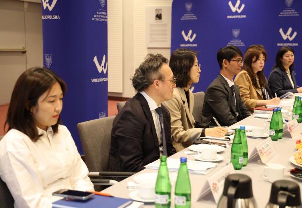 Delegacja zapoznała się z zarządzaniem kulturą i jednostkami kultury poległymi Samorządowi Województwa, systemem zarzadzania kryzysowego w regionie, pracą Biura Informacyjnego Województwa Wielkopolskiego w Brukseli i zasadami funkcjonowania regionu w ramach Unii Europejskiej. - kliknij aby powiększyć
