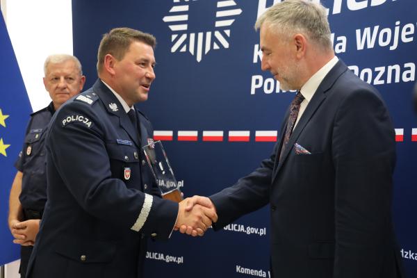 Komendant przekazał Marszałkowi statuetkę od insp. w stanie spocz. Grzegorza Jacha, przedstawiciela KGP i głównego koordynatora programu PaT (Przyszłość a Ty) w ramach podziękowań za wieloletnią współpracę i wsparcie tej inicjatywy.- kliknij aby powiększyć