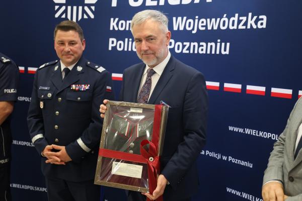 Podczas spotkania Komendant wręczył również Marszałkowi upominek – insygnia marszałkowskie z okresu 20-lecia międzywojennego – jako wyraz wdzięczności za bardzo dobrą współpracę na rzecz bezpieczeństwa Wielkopolan. - kliknij aby powiększyć
