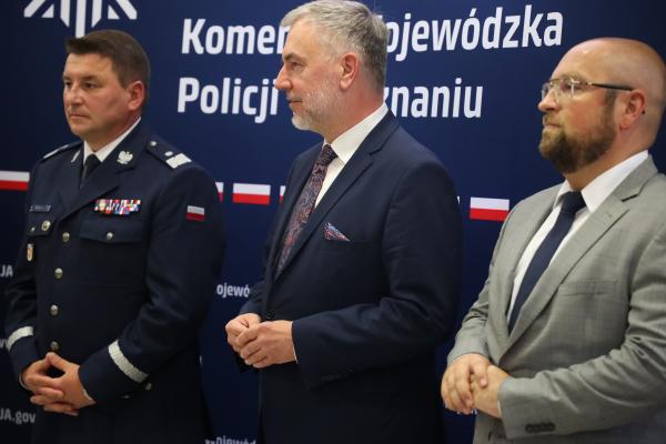 – To bardzo ważna i trudna służba, jesteście Państwo twarzą policji – tak o dzielnicowych mówił Marszałek Marek Woźniak, który wraz z nadinsp. Tomaszem Olczykiem, Komendantem Wojewódzkiej Policji w Poznaniu uroczyście zainaugurował obchody 100. rocznicy działalności tych funkcjonariuszy w Wielkopolskiej Policji. - kliknij aby powiększyć
