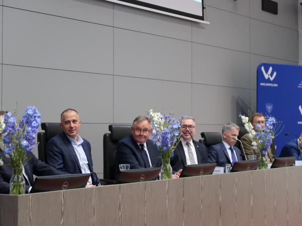 Podczas spotkania rozmawiano o wyzwaniu, jakim jest zrównoważone zarządzanie zasobami wodnymi, a także rola samorządów w planowaniu przestrzennym związanym z racjonalną gospodarką wodami podziemnymi i powierzchniowymi.- kliknij aby powiększyć