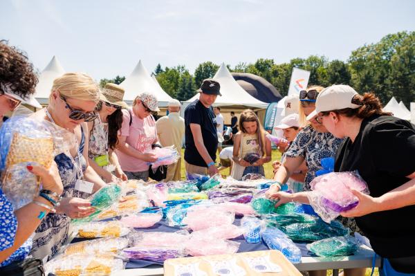 Uczestnicy Pikniku na FEST w Poznaniu- kliknij aby powiększyć
