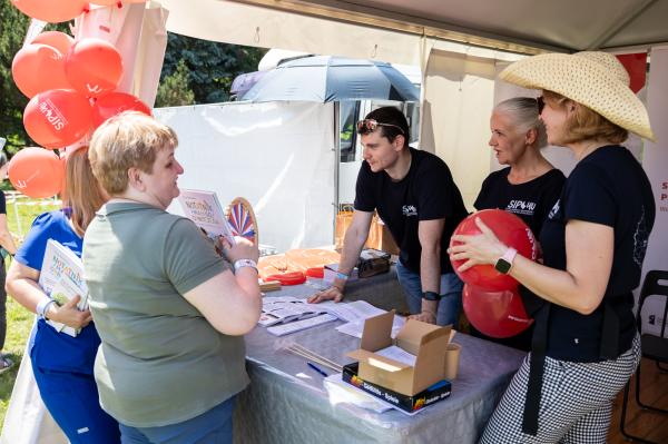 Uczestnicy Pikniku na FEST w Poznaniu- kliknij aby powiększyć