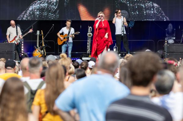  koncert Ani Dąbrowskiej podczas Pikniku na FEST w Poznaniu- kliknij aby powiększyć