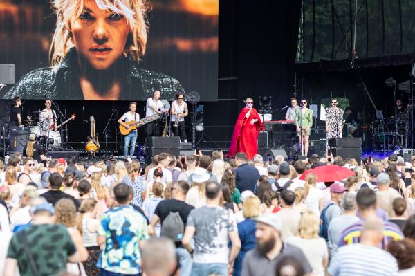 Uczestnicy Pikniku na FEST w Poznaniu - koncert Ani Dąbrowskiej - kliknij aby powiększyć