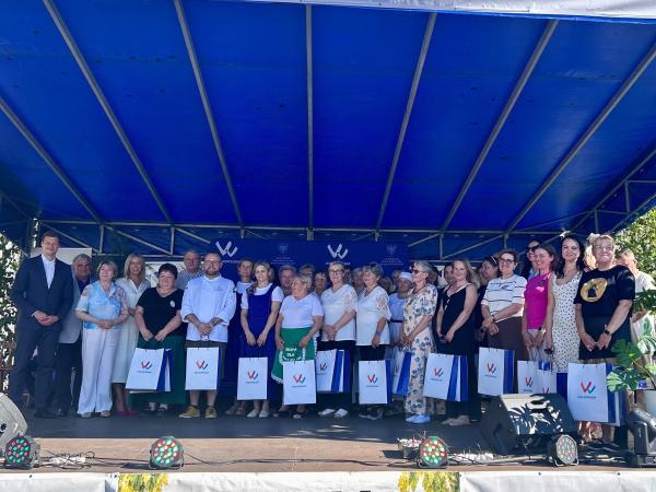 Uczestnicy konkursu Nasze Kulinarne Dziedzictwo – Smaki Regionów- kliknij aby powiększyć
