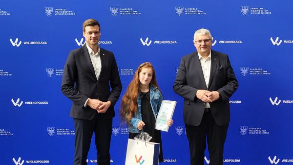Krzysztof Grabowski, Wicemarszałek Województwa Wielkopolskiego wręczył nagrody autorom najlepszych prac oraz szkołom laureatów w konkursie Cztery pory roku z OZE- kliknij aby powiększyć