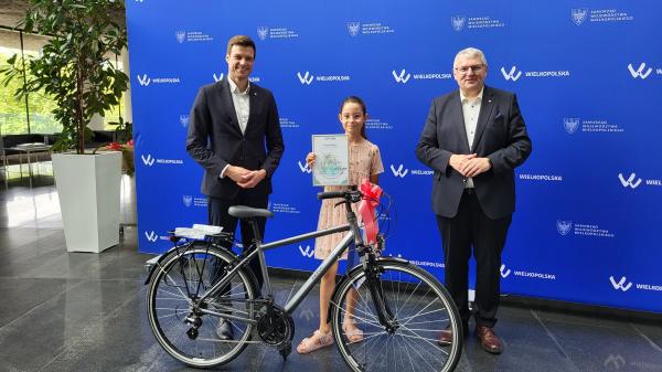 Krzysztof Grabowski, Wicemarszałek Województwa Wielkopolskiego wręczył nagrody autorom najlepszych prac oraz szkołom laureatów w konkursie Cztery pory roku z OZE- kliknij aby powiększyć