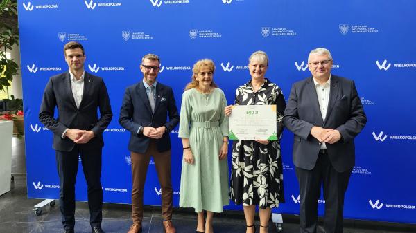 Krzysztof Grabowski, Wicemarszałek Województwa Wielkopolskiego wręczył nagrody autorom najlepszych prac oraz szkołom laureatów w konkursie Cztery pory roku z OZE- kliknij aby powiększyć