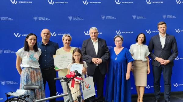 Krzysztof Grabowski, Wicemarszałek Województwa Wielkopolskiego wręczył nagrody autorom najlepszych prac oraz szkołom laureatów w konkursie Cztery pory roku z OZE- kliknij aby powiększyć