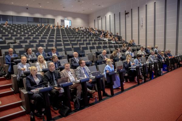 Sala sesyjna podczas obrad Sejmiku Województwa Wielkopolskiego.- kliknij aby powiększyć