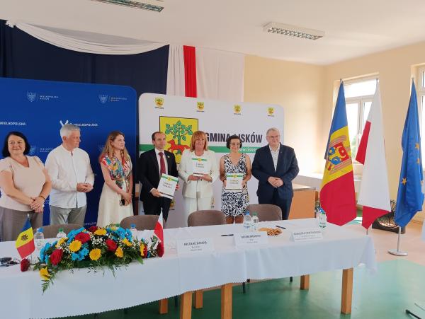 Ze strony mołdawskiej auto odebrał Nicolae Dandiș, Burmistrz Cahul wraz ze strażakami-ochotnikami. - kliknij aby powiększyć