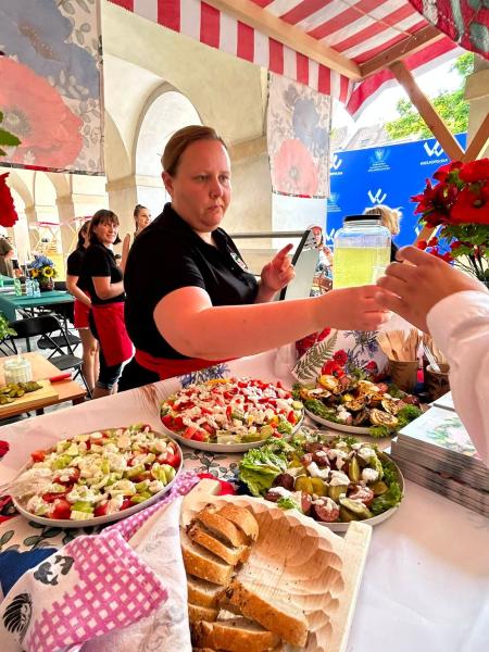 Bogaty program wydarzenia obejmował prezentacje kulturalne, występy artystyczne, stoiska z lokalnymi przysmakami oraz nawiązujące do miejscowego folkloru, rękodzieła i rzemiosła- kliknij aby powiększyć