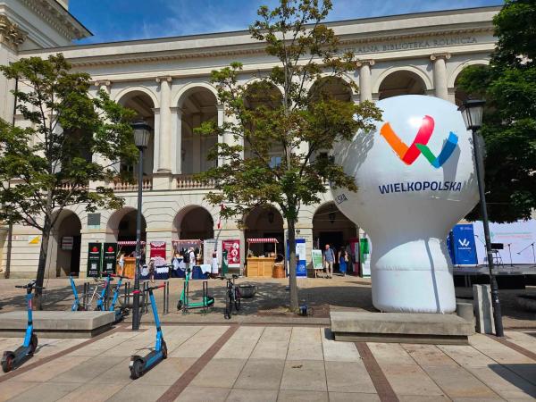 Bogaty program wydarzenia obejmował prezentacje kulturalne, występy artystyczne, stoiska z lokalnymi przysmakami oraz nawiązujące do miejscowego folkloru, rękodzieła i rzemiosła. - kliknij aby powiększyć